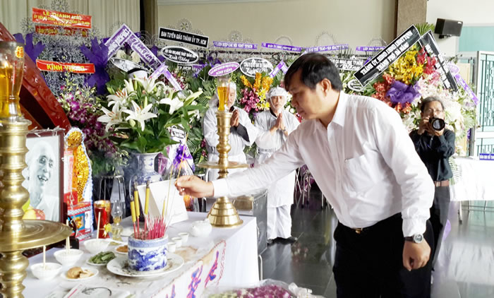 Chairman of the municipal People’s Committee Huynh Duc Tho paying tribute to late m