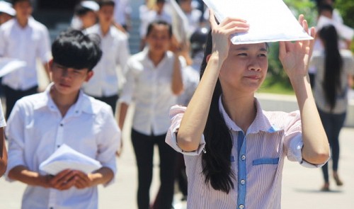 Students are seen on a street under the scorching heat after they left their national high school examination rooms in the north-central province of Nghe An on July 2, 2015.