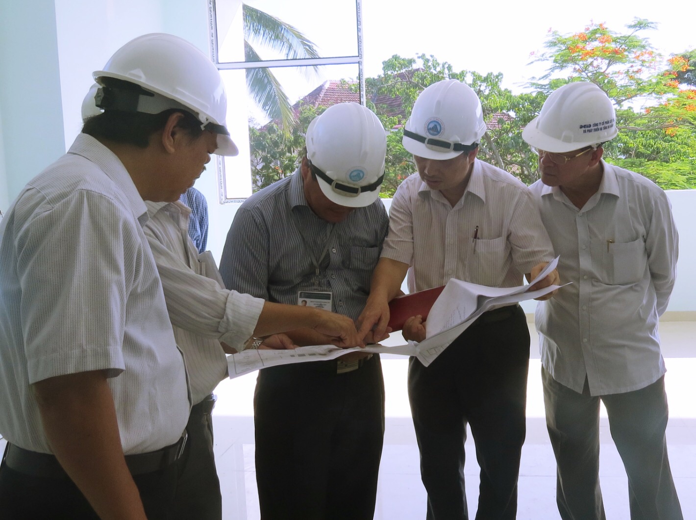 Phó Chủ tịch UBND thành phố Đặng Việt Dũng kiểm tra tiến độ thi công công trình Thư viện khoa học tổng hợp thành phố.