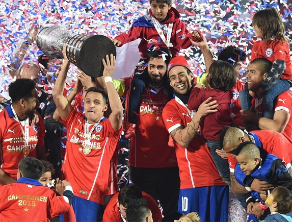 Cầu thủ đội Chile ăn mừng chức vô địch Copa America sau 99 năm chờ đợi. Ảnh: Reuters