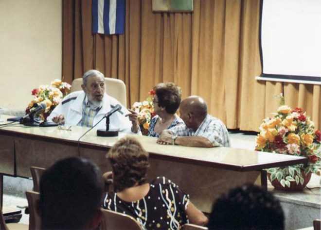 Lãnh tụ Fidel Castro làm việc với các chuyên gia ngành công nghiệp phomát. (Nguồn: Granma)