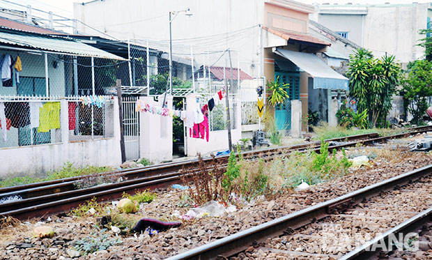 Rác thải trên tuyến đường sắt, đoạn qua phường Thanh Khê Tây.