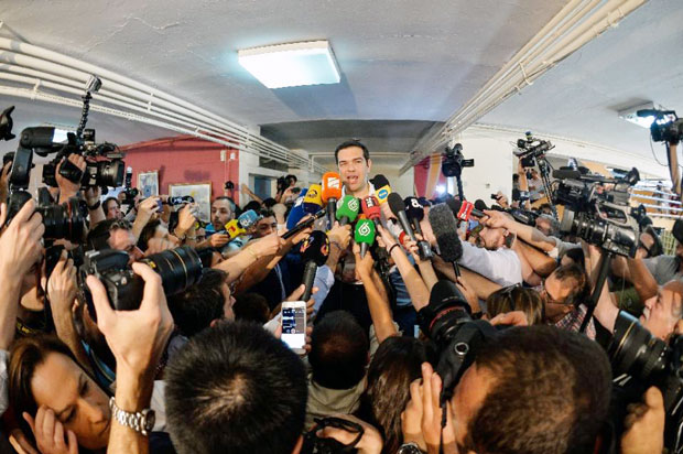Thủ tướng Hy Lạp Alexis Tsipras trả lời phỏng vấn báo giới sau khi bỏ phiếu tại Athens. 									     Ảnh: AFP