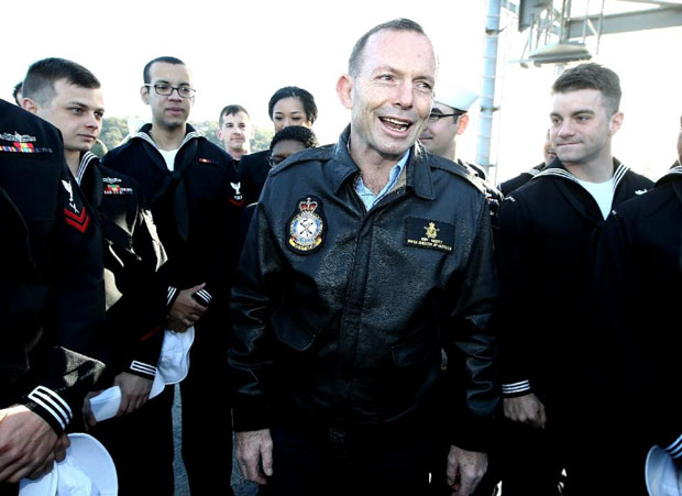 Thủ tướng Úc Tony Abbott (giữa) gặp gỡ các thủy thủ Mỹ trên tàu chiến USS Blue Ridge tại cảng Sydney.     			                                 Ảnh: AFP