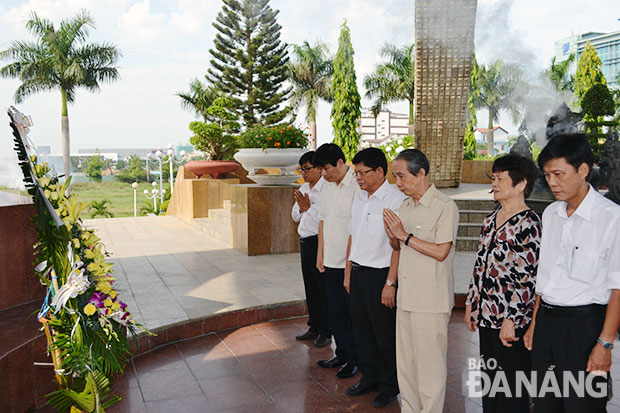 Đồng chí Trương Quang Được và lãnh đạo thành phố đặt vòng hoa tưởng niệm các anh hùng liệt sĩ. 		           	                  Ảnh: Việt Dũng