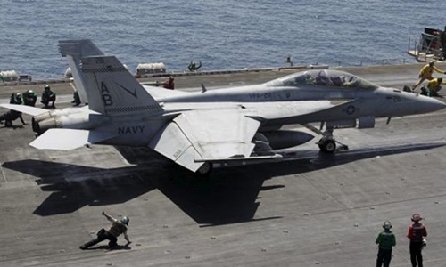 Chiến đấu cơ F/A-18E/F Super Hornet hôm 18/6 chuẩn bị cất cánh thực hiện nhiệm vụ không kích IS từ tàu sân bay USS Theodore Roosevelt (CVN-71). Ảnh: Reuters
