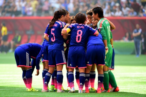 Các cầu thủ Nhật Bản khích lệ tinh thần lẫn nhau sau khi nhận những bàn thua quá sớm. Ảnh: Reuters
