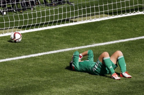 Thủ môn Nhật Bản Ayumi Kaihori ôm mặt bất lực sau khi để Carli Lloyd ghi bàn thắng từ giữa sân. Ảnh: Reuters