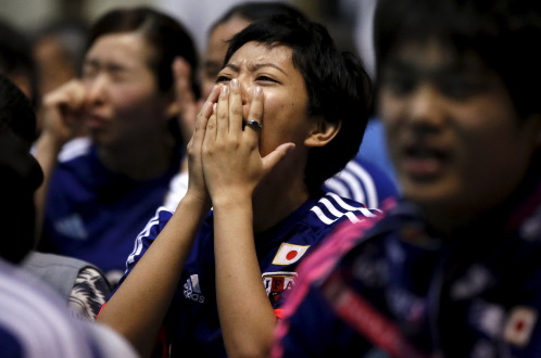Một CĐV Nhật Bản tại Tokyo bật khóc khi chứng kiến đội nhà sụp đổ quá nhanh. Ảnh: Reuters