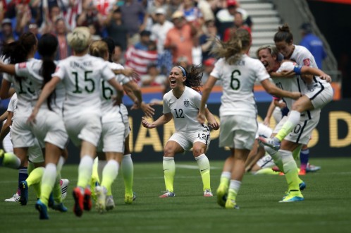 Niềm vui vỡ òa với các cầu thủ nữ Mỹ sau tiếng còi kết thúc trận đấu. Ảnh: Reuters