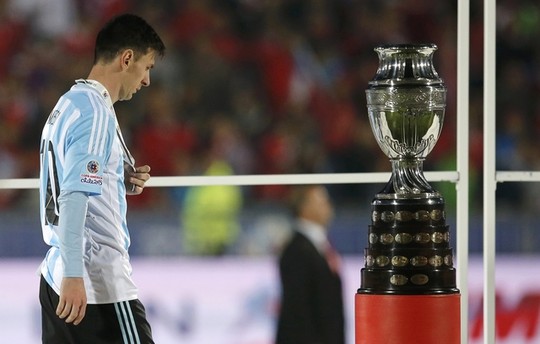 Messi rất buồn khi lên bục nhận giải