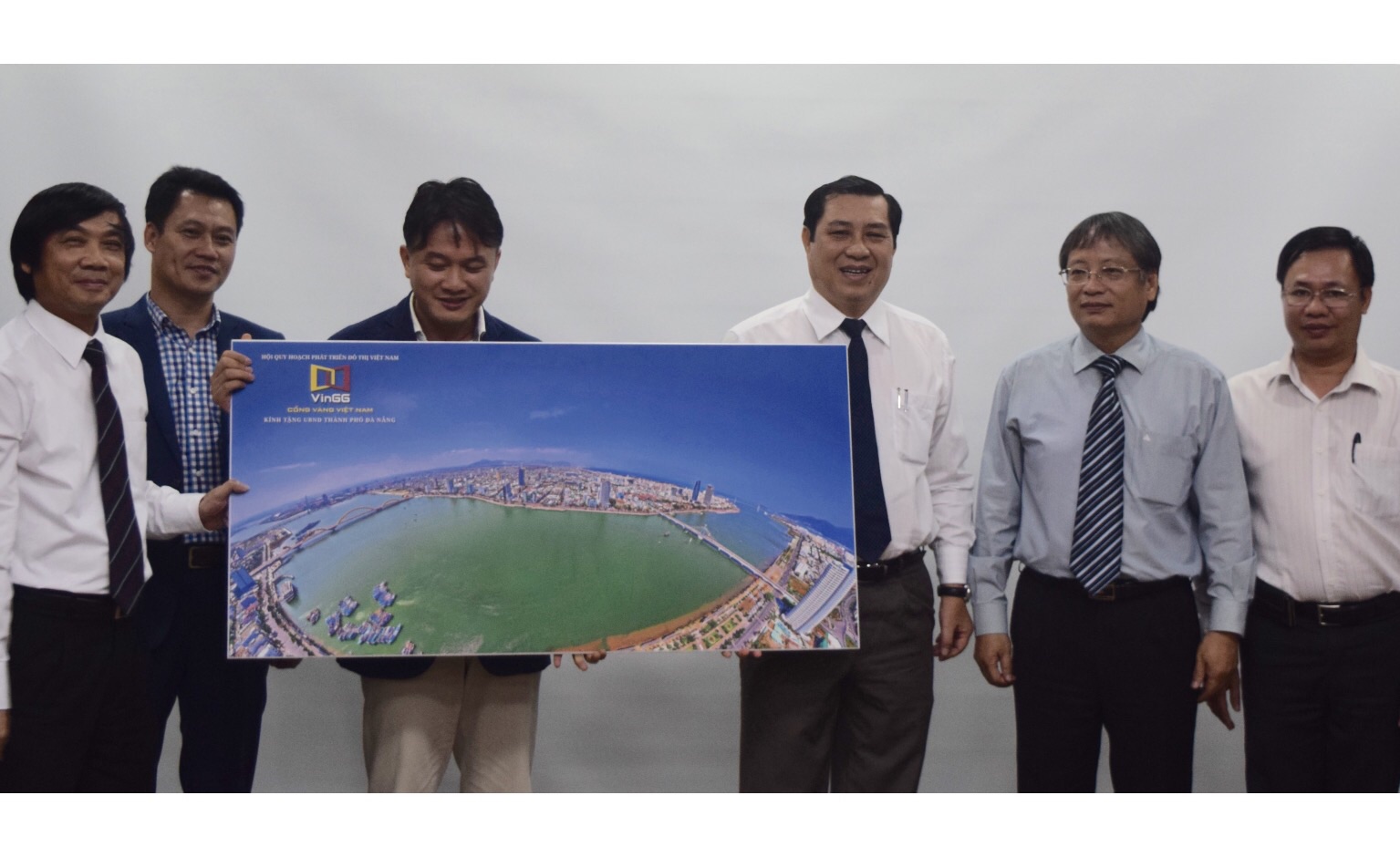 Hội Quy hoạch Phát triển đô thị Việt Nam tặng UBND thành phố Đà Nẵng bộ ảnh “Đà Nẵng 360 độ” làm công cụ quản lý và triển khai nhiệm vụ quy hoạch.