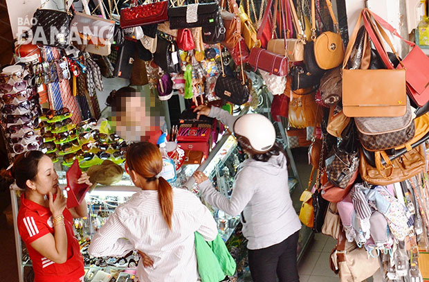 Hàng giả, hàng nhái nhãn mác tràn lan tại các chợ truyền thống. Ảnh: Thanh Tình
