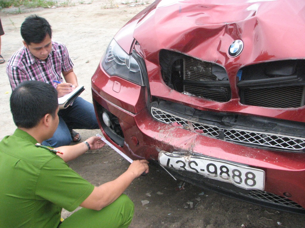 Công an quận Hải Châu tiến hành khám nghiệm chiếc xe gây tai nạn.