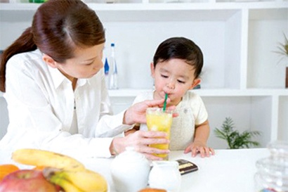 Cho trẻ uống nhiều nước khi trẻ sốt.