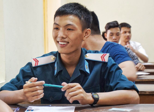 Thí sinh ở cụm thi Học viện Kỹ thuật quân sự (Hà Nội) chuẩn bị làm bài thi THPT quốc gia.