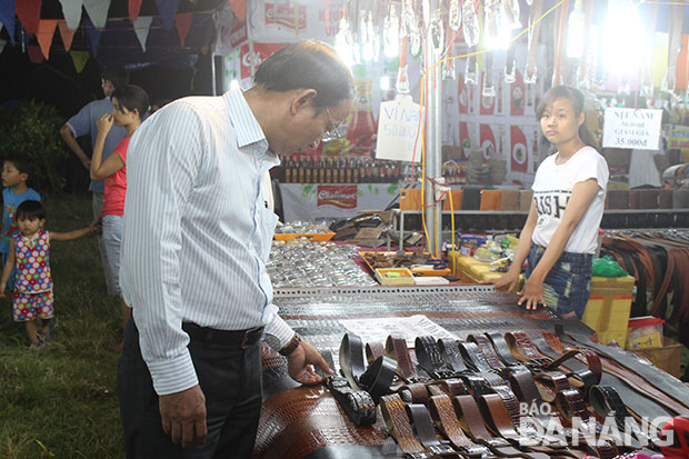 Người dân tham quan, mua sắm tại phiên chợ hàng Việt ở xã Hòa Khương, huyện Hòa Vang.