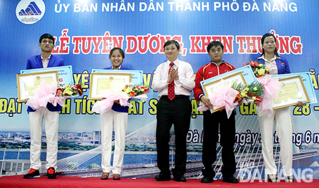 Những VĐV xuất sắc luôn nhận được sự quan tâm tương xứng của thành phố.  Trong ảnh: Phó Chủ tịch UBND thành phố Đặng Việt Dũng trao thưởng cho các VĐV đạt thành tích xuất sắc tại SEA Games 28 (năm 2015).