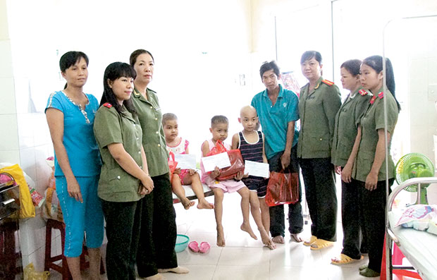 Phòng Hậu cần kỹ thuật Công an thành phố Đà Nẵng thăm và tặng quà cho các bệnh nhi có hoàn cảnh khó khăn.
