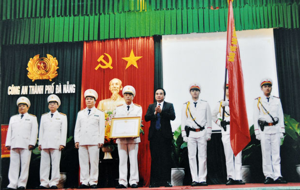 Phòng PC45 Công an TP. Đà Nẵng nhận Huân chương Chiến công hạng nhì.