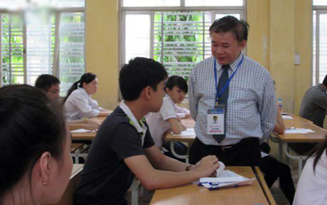 Thứ trưởng Bùi Văn Ga trò chuyện với thí sinh trước giờ thi
