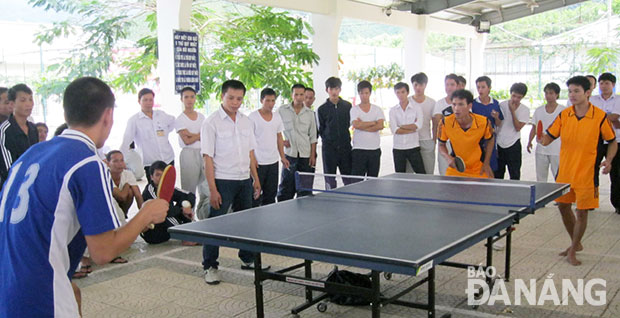 Học viên chơi thể thao ở Trung tâm Giáo dục - Dạy nghề 05-06. 