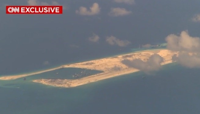 Đảo nhân tạo mà Trung Quốc xây dựng trái phép ở Biển Đông. Hình ảnh từ máy bay do thám Mỹ (Nguồn: CNN)
