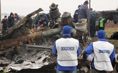 Các nhân viên OSCE điều tra hiện trường vụ MH17 (Ảnh Sputnik News)