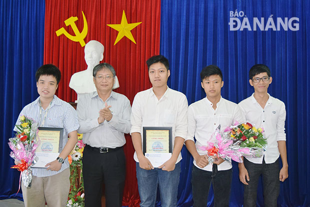  Phó Chủ tịch UBND thành phố Nguyễn Ngọc Tuấn trao giải nhất cho ý tưởng trang trí hoa và điện chiếu sáng phục vụ Tết 2016.