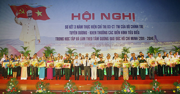 Hội nghị sơ kết 3 năm thực hiện Chỉ thị 03-CT/TW của Bộ Chính trị và tuyên dương khen thưởng các điển hình tiêu biểu trong học tập và làm theo tấm gương đạo đức Hồ Chí Minh (2011-2014). (nguồn: Ban Tuyên giáo Thành ủy cung cấp)