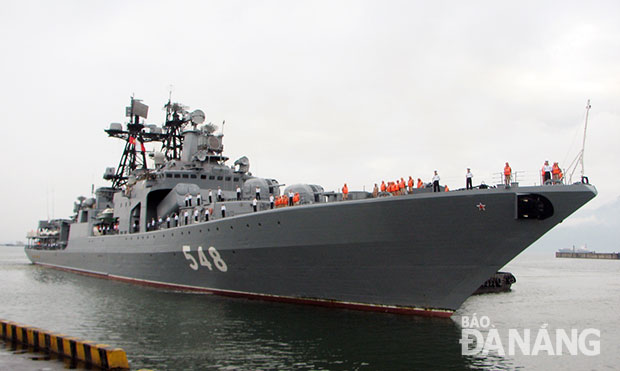Tàu tàu chống ngầm Đô đốc Pantelev cập cảng Tiên Sa.