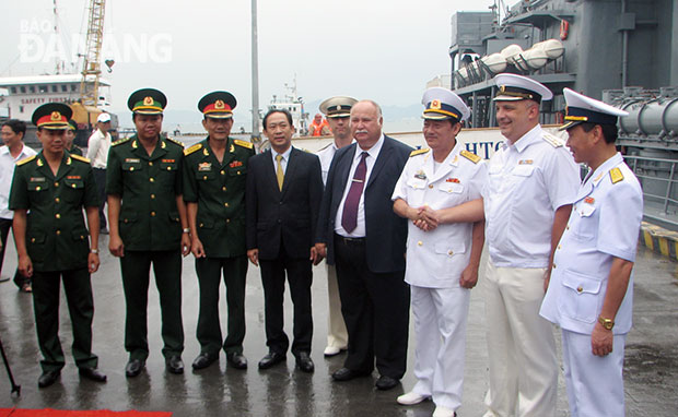 Lễ đón thuỷ thủ đoàn tàu chống ngầm Đô đốc Pantelev tại cảng Tiên Sa.