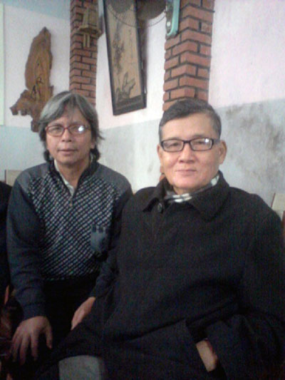 Nhà thơ Phan Duy Nhân (phải) và tác giả.