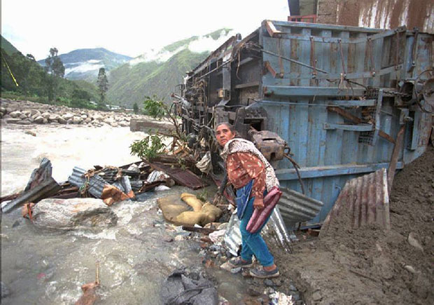 Ngôi nhà của người đàn bà này bị phá hủy ở Peru vì lũ bùn hồi năm 1998.