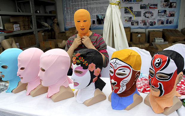 Facekini đang được bày bán rất nhiều ở những thành phố ven biển của Trung Quốc.