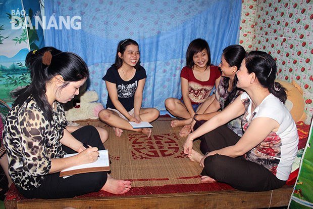  Lãnh đạo Hội LHPN thành phố Đà Nẵng tìm hiểu đời sống của nữ công nhân tại các khu nhà trọ.