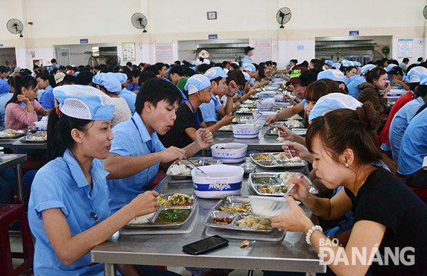 Công nhân Tổng Công ty cổ phần Dệt-may Hòa Thọ tại Đà Nẵng ăn trưa ngay tại công ty. Ảnh: P.T