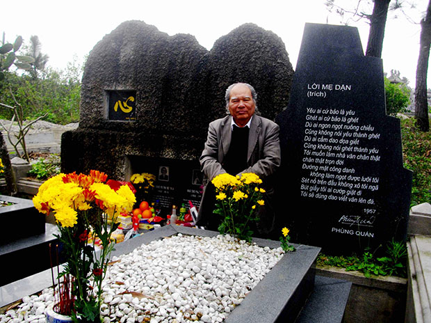 Tác giả bài viết bên lăng mộ nhà thơ Phùng Quán.