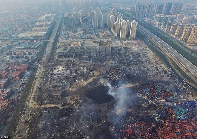 Hai vụ nổ liên tiếp có sức tàn phá tương đương 24 tấn thuốc nổ TNT san phẳng một góc của Thiên Tân. Chính quyền thành phố đã di dời hơn 6.300 người dân xung quanh hiện trường. Ảnh: EPA