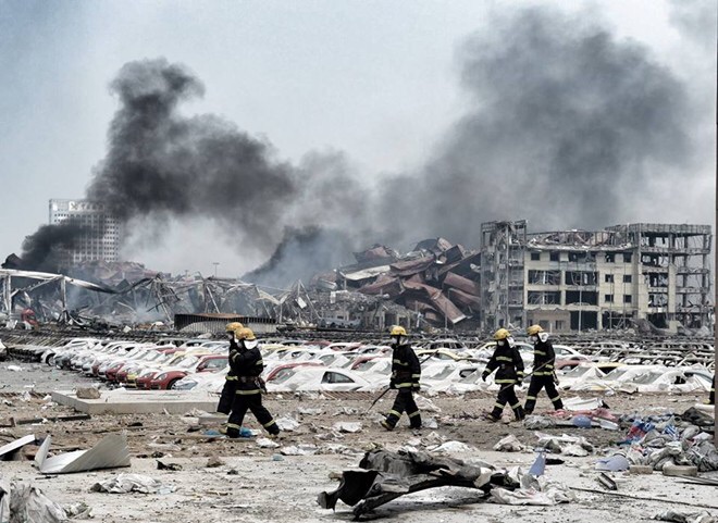 Lực lượng cứu hộ tiếp tục làm nhiệm vụ. Tân Hoa Xã cho biết, thành phố Thiên Tân đã triển khai hơn 1.000 lính cứu hỏa cùng đội 200 chuyên gia về hạt nhân, sinh học và hóa chất của quân đội đến hiện trường. Ảnh: CCTV News