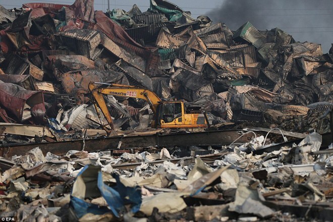 Các thùng hàng tại khu công nghiệp thành đống sắt vụn sau thảm kịch. Ảnh: EPA