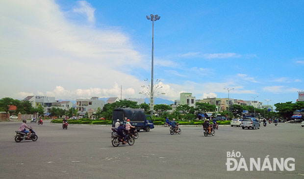 Ngã 5 Nguyễn Hữu Thọ-Lê Đình Lý-Duy Tân dẫn vào cổng sân bay quốc tế Đà Nẵng, nơi ghi dấu từng đoàn khách trong nước, quốc tế lầ lượt đến rồi đi.