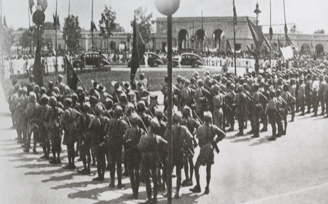 Sau khi Tổng khởi nghĩa kết thúc, Chính phủ lâm thời chọn Hà Nội làm lễ ra mắt tại Vườn hoa quảng trường Ba Đình. Trong ảnh là các đơn vị giải phóng quân tập trung trên Quảng trường Ba Đình trong ngày lễ độc lập.