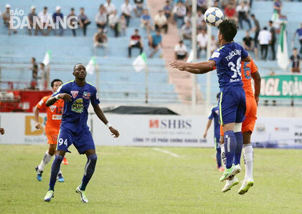 Dù chịu nhiều điều tiếng nhưng trận thắng Sông Lam Nghệ An ở vòng đấu vừa qua vẫn giúp Hoàng Anh Gia Lai (áo xanh) nuôi hy vọng trước khi V-League 2015 khép lại.
