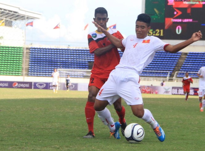 Đức Chinh (4) tranh bóng với cầu thủ Đông Timor. Ảnh: Đ.H