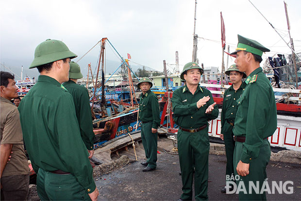 Thiếu tướng Hoàng Xuân Chiên, Phó Tư lệnh Bộ đội Biên phòng, kiểm tra công tác phòng chống lụt bão tại âu thuyền Thọ Quang năm 2015.