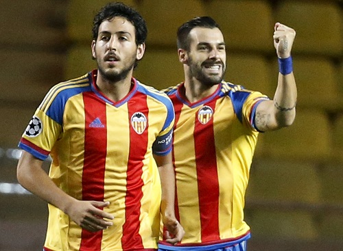 Negrdo (phải) ghi bàn trong trận lượt về giúp Valencia đi tiếp. Ảnh: Reuters.