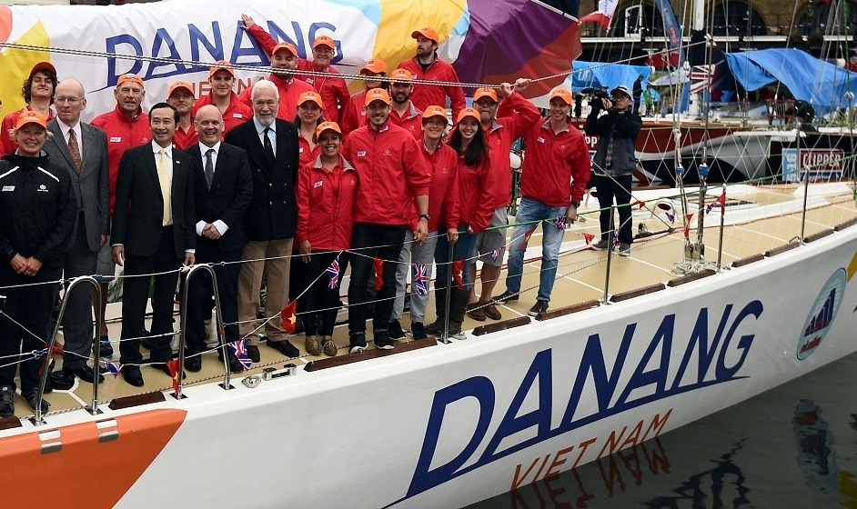 Đội đua Đà Nẵng - Việt Nam cùng các quan khách tại lễ đặt tên thuyền.
