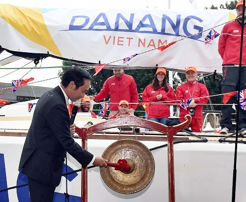 Đại sứ đặc mệnh toàn quyền Việt Nam tại Liên hiệp Vương quốc Anh và Bắc Ireland Nguyễn Văn Thảo đánh hồi chiêng khai trương thuyền.