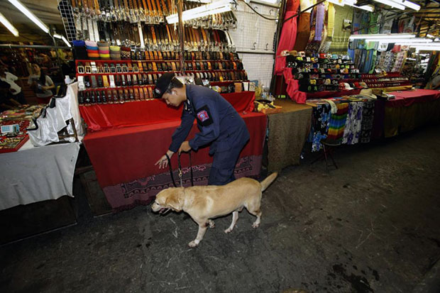 Cảnh sát tăng cường an ninh ở Bangkok.  Ảnh: AP